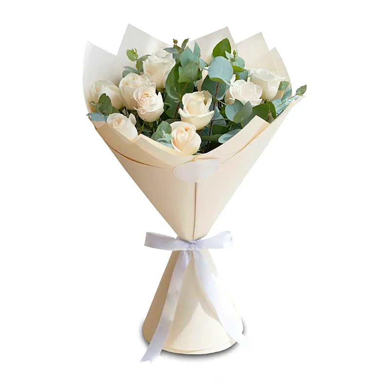 Букет из 13 белых роз и эвкалипта